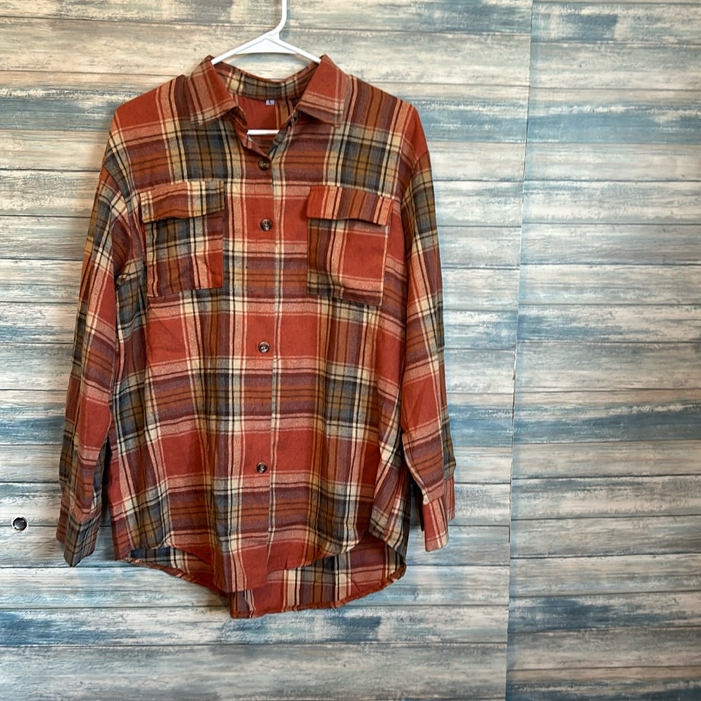 Button down flannel with front pockets and long sleeves